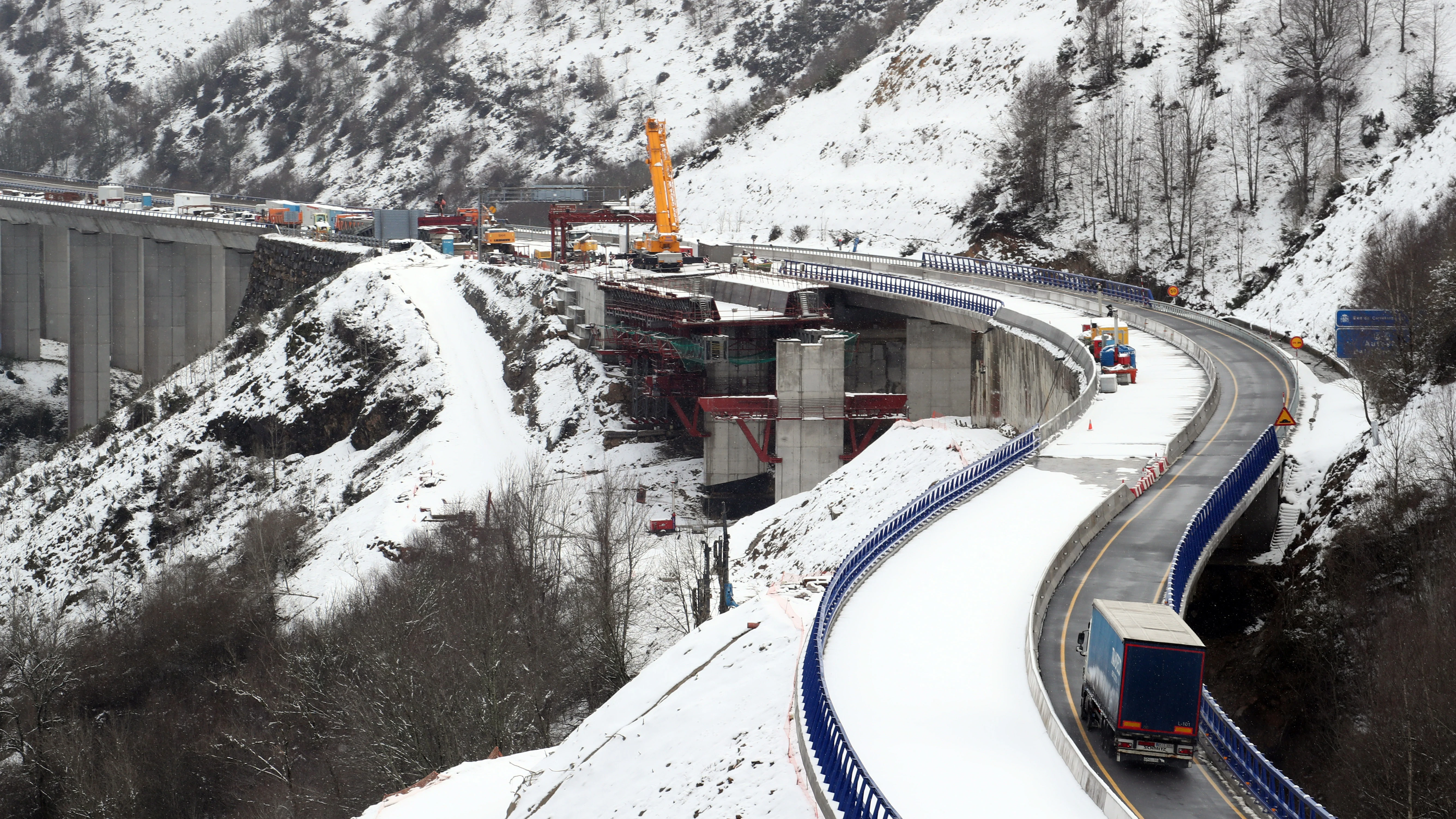 Vista general de una carretera a su paso por Piedrafita del Cebreiro, durante un temporal de nieve, tras el cual hubo pequeñas retenciones de camiones en Piedrafita. 