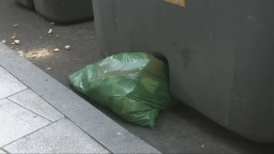 Una bolsa de basura fuera del contenedor Una bolsa de basura fuera del contenedor