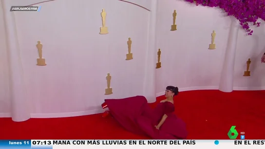 La caída viral de la actriz Liza Koshy en la alfombra roja de los Oscar: "Hay quien dice que resbala y otros, que se tira" La caída viral de la actriz Liza Koshy en la alfombra roja de los Oscar: "Hay quien dice que resbala y otros, que se tira"