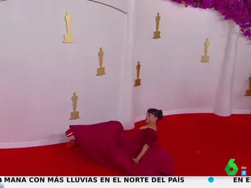 La caída viral de la actriz Liza Koshy en la alfombra roja de los Oscar: &quot;Hay quien dice que resbala y otros, que se tira&quot;