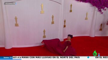 La caída viral de la actriz Liza Koshy en la alfombra roja de los Oscar: "Hay quien dice que resbala y otros, que se tira"