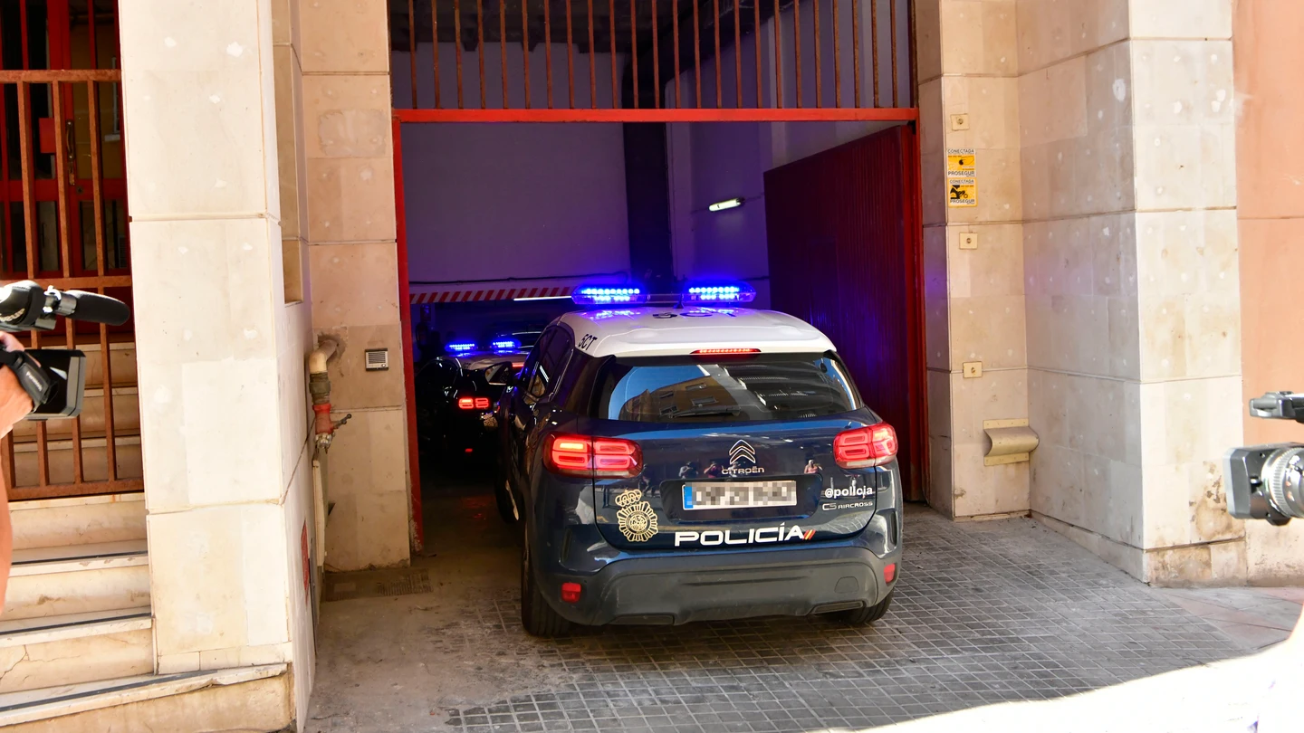 Un vehículo de Policía Nacional entra al Juzgado de Menores Número 1 de Ceuta. Un vehículo de Policía Nacional entra al Juzgado de Menores Número 1 de Ceuta.