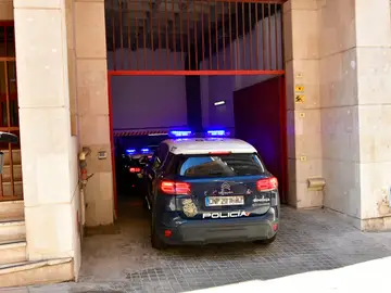 Un vehículo de Policía Nacional entra al Juzgado de Menores Número 1 de Ceuta.