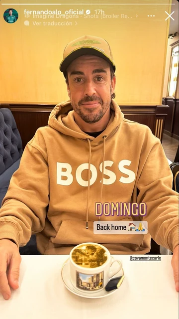 Fernando Alonso con un café en Mónaco