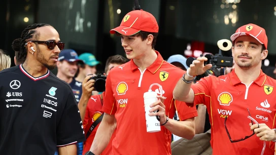 Lewis Hamilton, con los dos pilotos de Ferrari Lewis Hamilton, con los dos pilotos de Ferrari