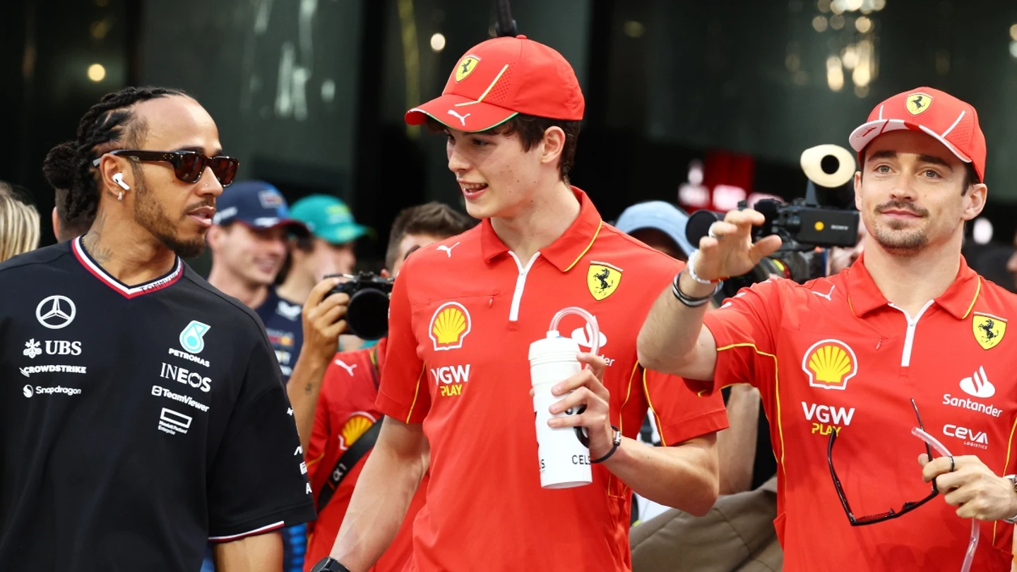 Lewis Hamilton, con los dos pilotos de Ferrari Lewis Hamilton, con los dos pilotos de Ferrari