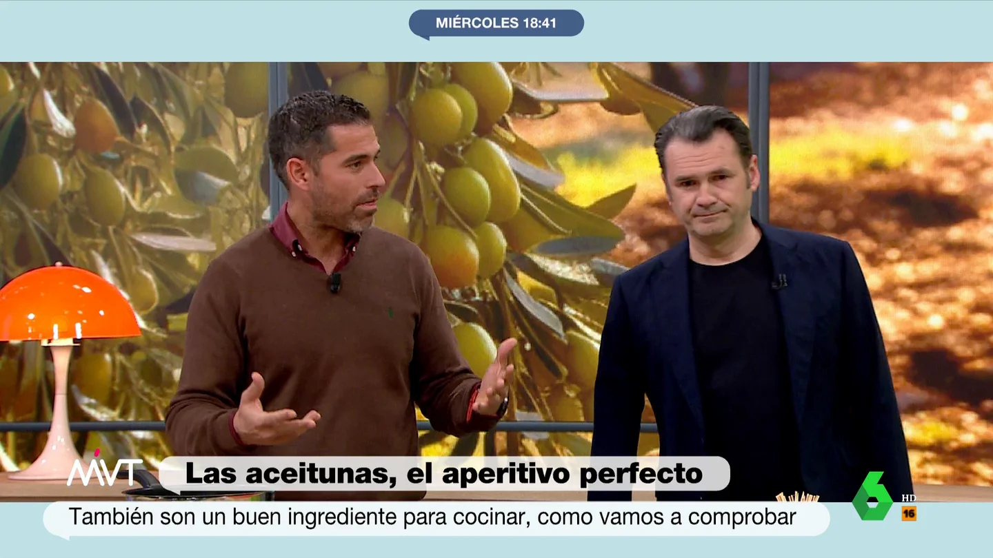 Pablo Ojeda explica por qué las aceitunas engordan más si son verdes o negras ¿Se pueden comer aceitunas estando a dieta? ¿Cuántas al día podemos tomar? ¿Engorda lo mismo una negra que una verde? Pablo Ojeda visita Más Vale Tarde y, en este vídeo, despeja todas las dudas alrededor de este alimento.