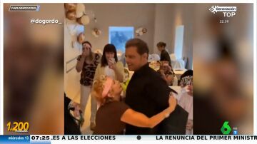 Una abuela se hace viral por 'manosear' a un doble de Luis Miguel: "Yo creo que le ha puesto un billete ahí abajo"