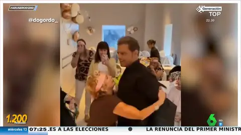 Una abuela se hace viral por 'manosear' a un doble de Luis Miguel: "Yo creo que le ha puesto un billete ahí abajo"