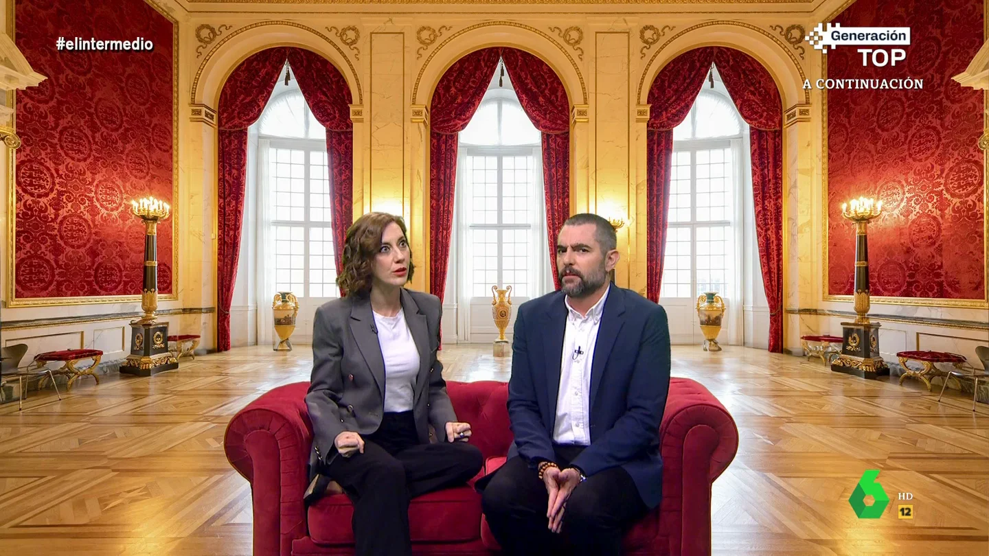 'Ayuso', sobre la comisión de dos millones de euros de su pareja: "La culpa es de los rojos que no paran de subir el salario mínimo" 'Ayuso', sobre la comisión de dos millones de euros de su pareja: "La culpa es de los rojos que no paran de subir el salario mínimo"
