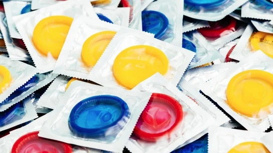 Imagen de archivo de varios preservativos Sanidad estudia que los preservativos sean gratis para los jóvenes españoles con menor poder adquisitivo