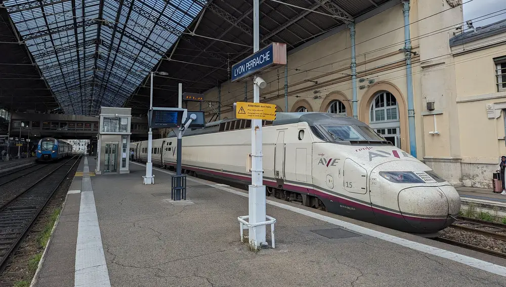 AVE de Renfe en la estación de Narbona en Francia