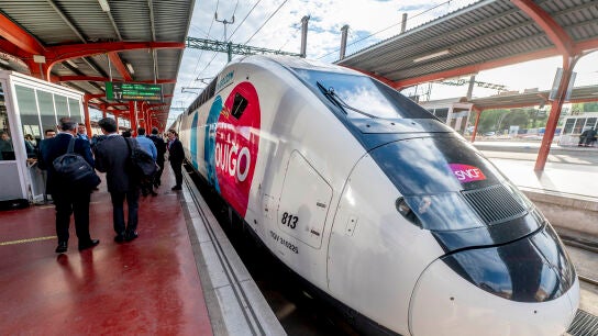 Un tren en el and&eacute;n durante la inauguraci&oacute;n de la l&iacute;nea de Ouigo entre Madrid, Albacete y Alicante, en la Estaci&oacute;n de Madrid-Chamart&iacute;n-Clara Campoamor.