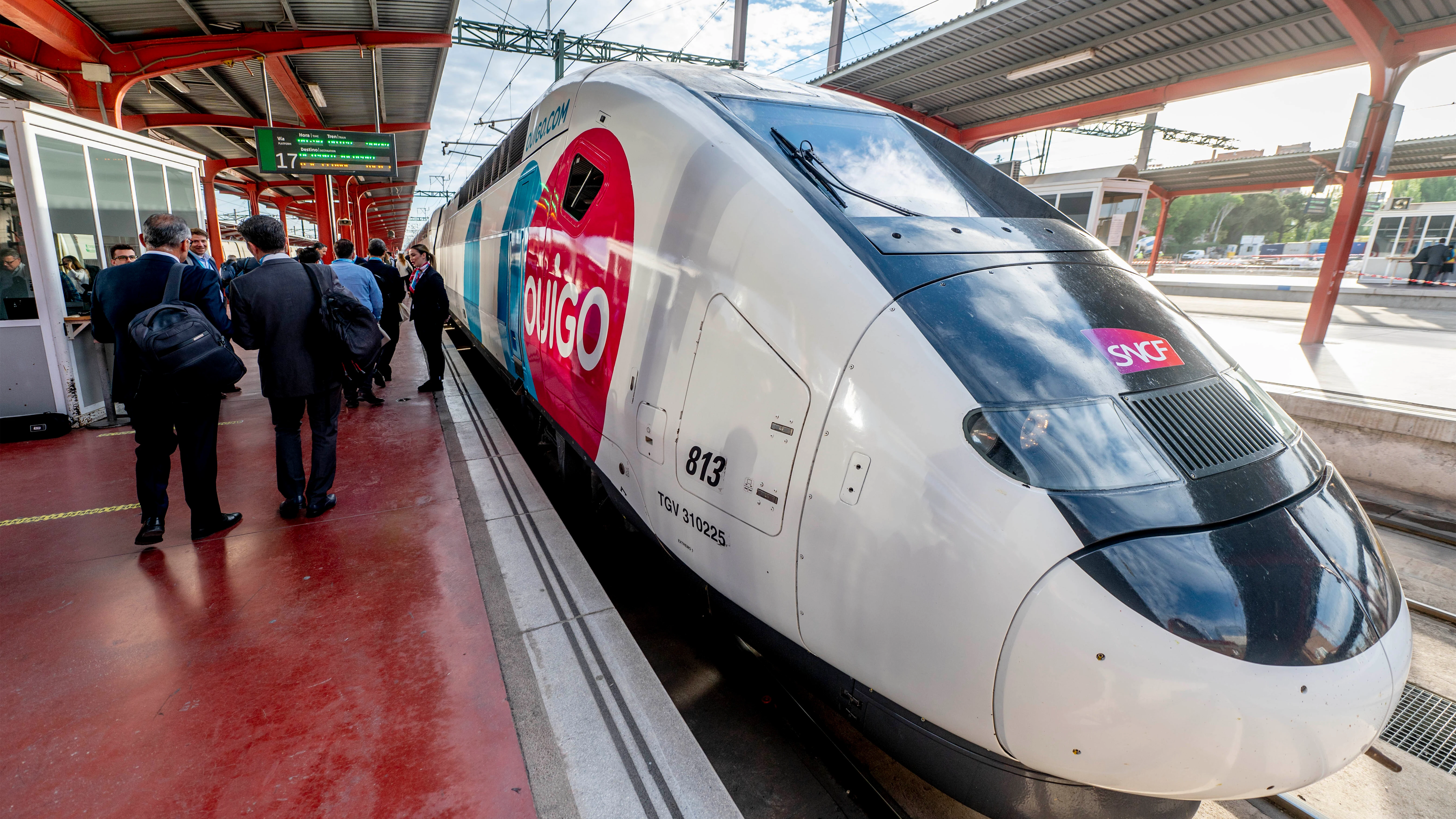 Un tren en el andén durante la inauguración de la línea de Ouigo entre Madrid, Albacete y Alicante, en la Estación de Madrid-Chamartín-Clara Campoamor.