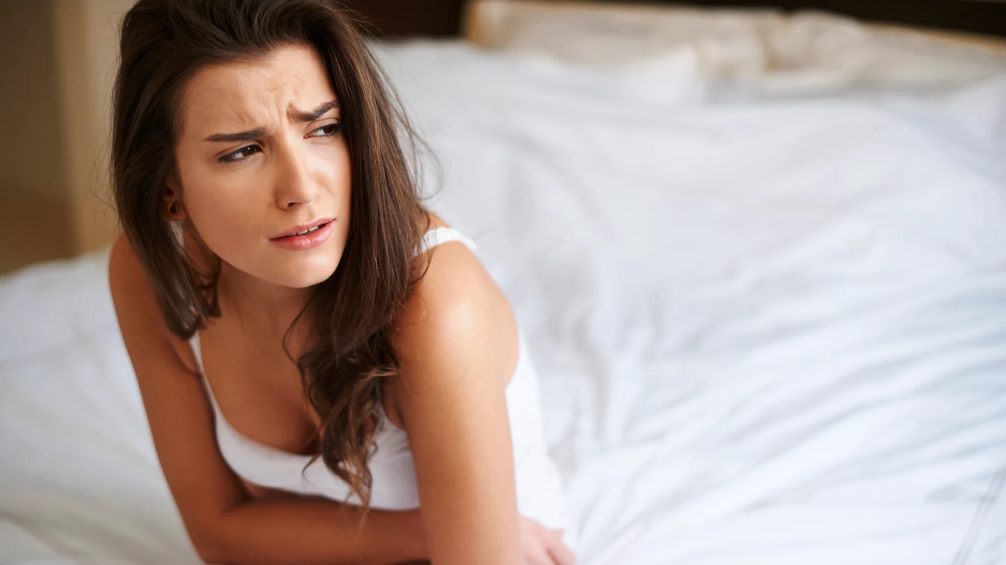 Una chica con dolor de regla. Una chica con dolor de regla.