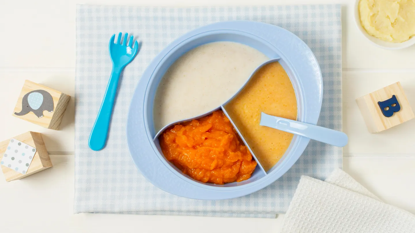 Alimentos para niños: un puré y una compota infantil Alimentos para niños: un puré y una compota infantil