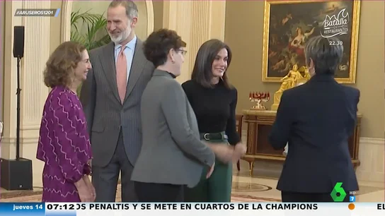 El bonito gesto de la reina Letizia al saludar en lenguaje de signos: "Lo domina muy bien" El bonito gesto de la reina Letizia al saludar en lenguaje de signos: "Lo domina muy bien"