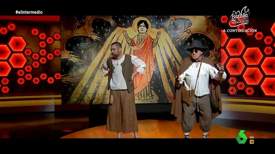 El 'poema' de Wyoming sobre Sánchez y la ley de amnistía El 'caso Koldo', la amnistía o las elecciones catalanes centran el 'romance' de Wyoming y Dani Mateo, que también dedican unos versos a Ayuso: "Por yacer con un mozo que a la Hacienda defraudó, se ha metido en un lío que no lo arregla ni Dios".