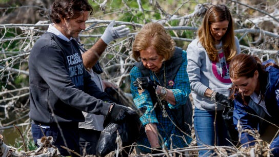 La reina Sof&iacute;a participa en una limpieza ambiental del r&iacute;o Manzanares, este viernes en Rivas-Vaciamadrid