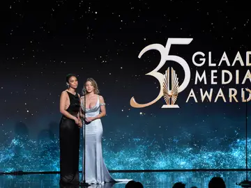 Alexandra Shipp y Sydney Sweeney en la 35.ª entrega de los premios GLAAD, donde &#39;Las noches de Tefía&#39; ha sido reconocida como mejor serie de TV de habla hispana
