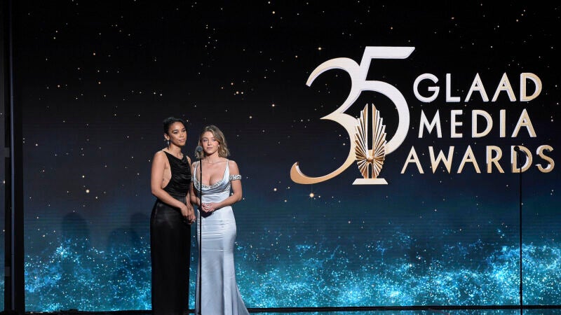 Alexandra Shipp y Sydney Sweeney en la 35.ª entrega de los premios GLAAD, donde 'Las noches de Tefía' ha sido reconocida como mejor serie de TV de habla hispana