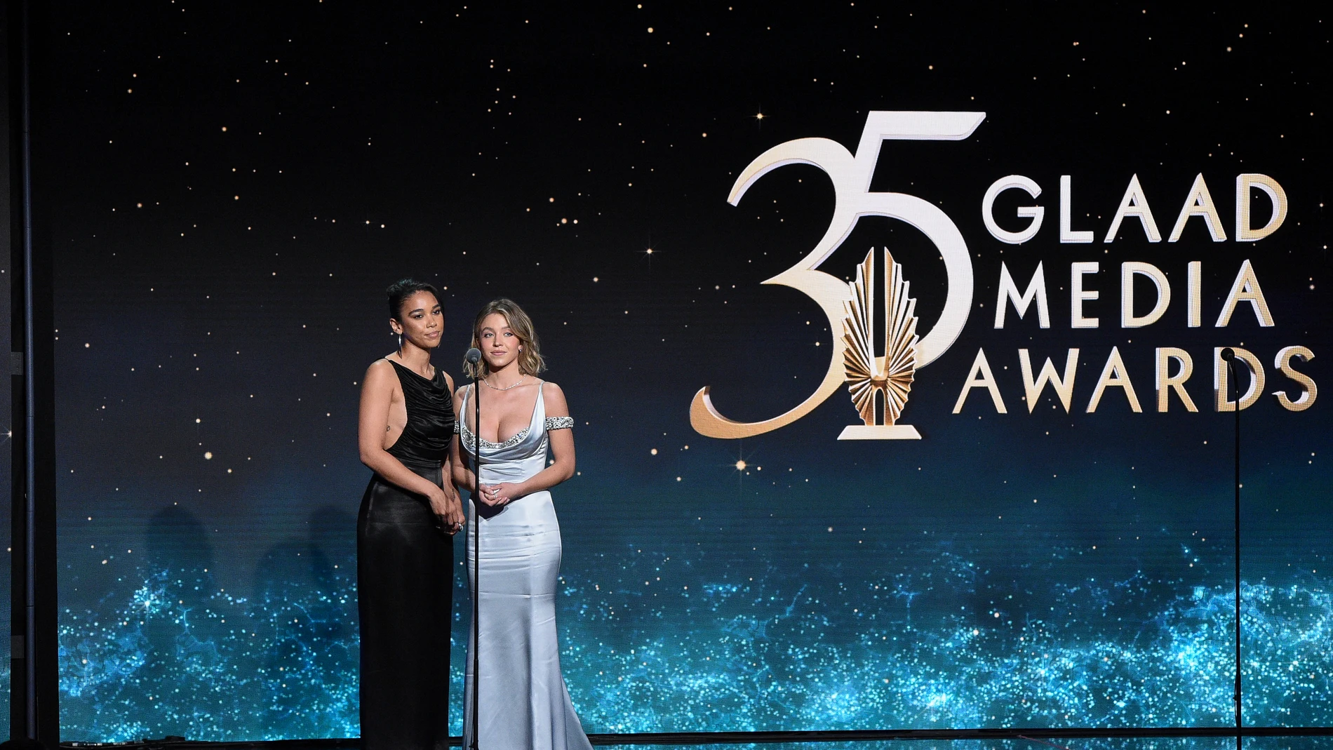 Alexandra Shipp y Sydney Sweeney en la 35.ª entrega de los premios GLAAD, donde &#39;Las noches de Tefía&#39; ha sido reconocida como mejor serie de TV de habla hispana