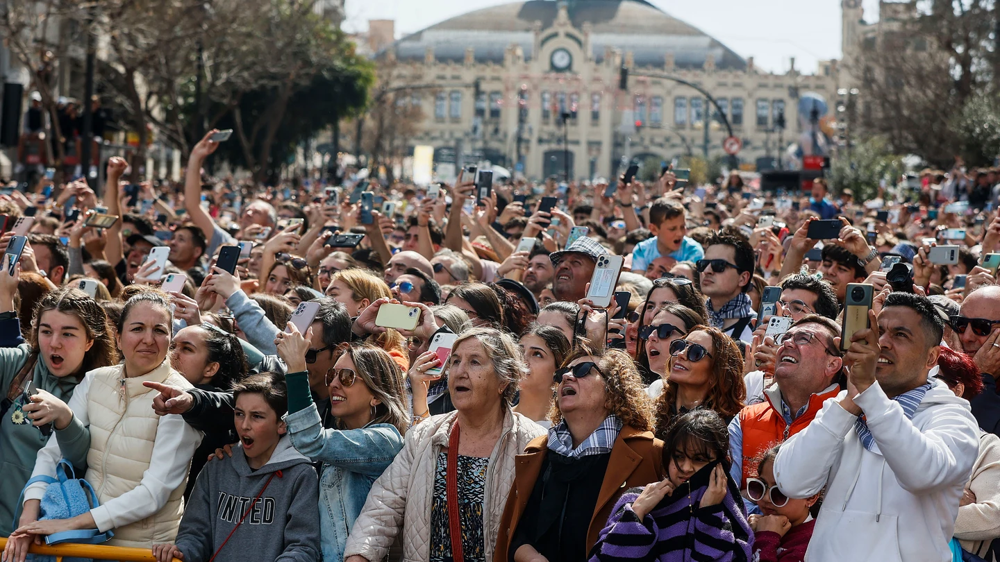 Decenas de personas durante la mascletà de la pirotecnia Crespo, en la plaza del Ayuntamiento de Valenciana, a 17 de marzo de 2023, en Madrid (España). Decenas de personas durante la mascletà de la pirotecnia Crespo, en la plaza del Ayuntamiento de Valenciana, a 17 de marzo de 2023, en Madrid (España).