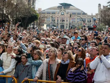 Decenas de personas durante la mascletà de la pirotecnia Crespo, en la plaza del Ayuntamiento de Valenciana, a 17 de marzo de 2023, en Madrid (España). 