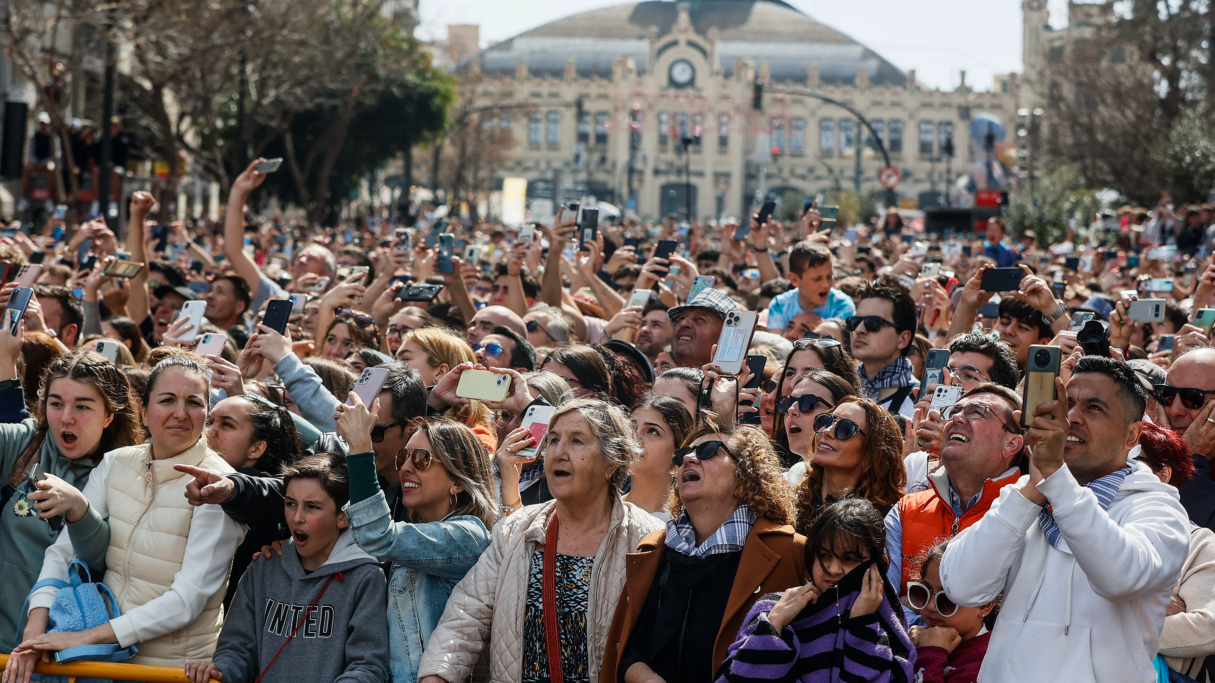 Decenas de personas durante la mascletà de la pirotecnia Crespo, en la plaza del Ayuntamiento de Valenciana, a 17 de marzo de 2023, en Madrid (España). 