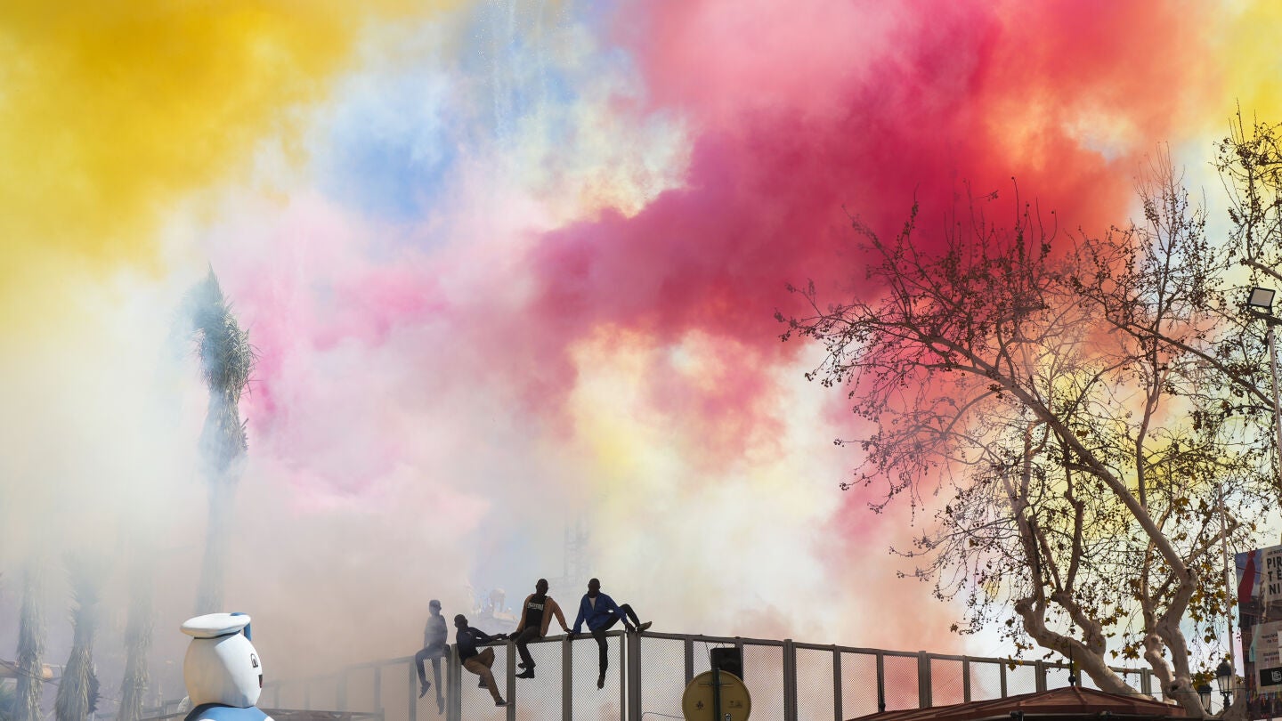 Humo de colores durante la XV masclet&agrave; de las Fallas 2024, en la plaza del Ayuntamiento de Valencia, a 15 de marzo de 2024, en Valencia, Comunidad Valenciana (Espa&ntilde;a).