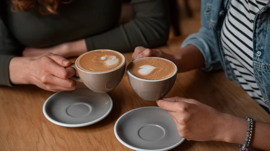 Dos mujeres tomando café. Dos mujeres tomando café.
