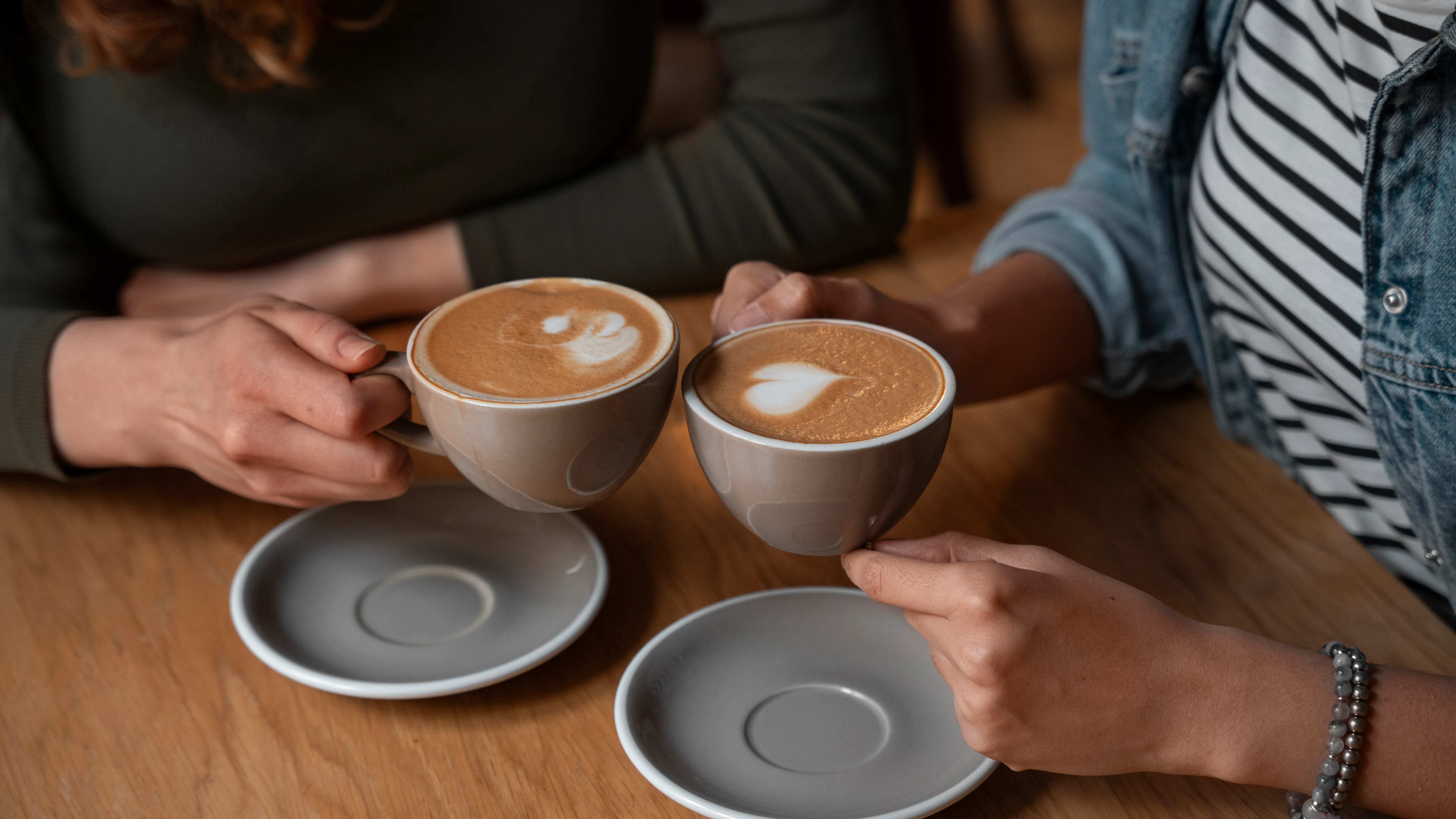 Dos mujeres tomando café. 