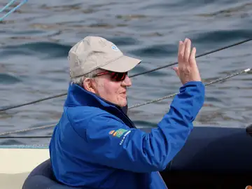 El rey emérito Juan Carlos I navega en aguas de Sanxenxo