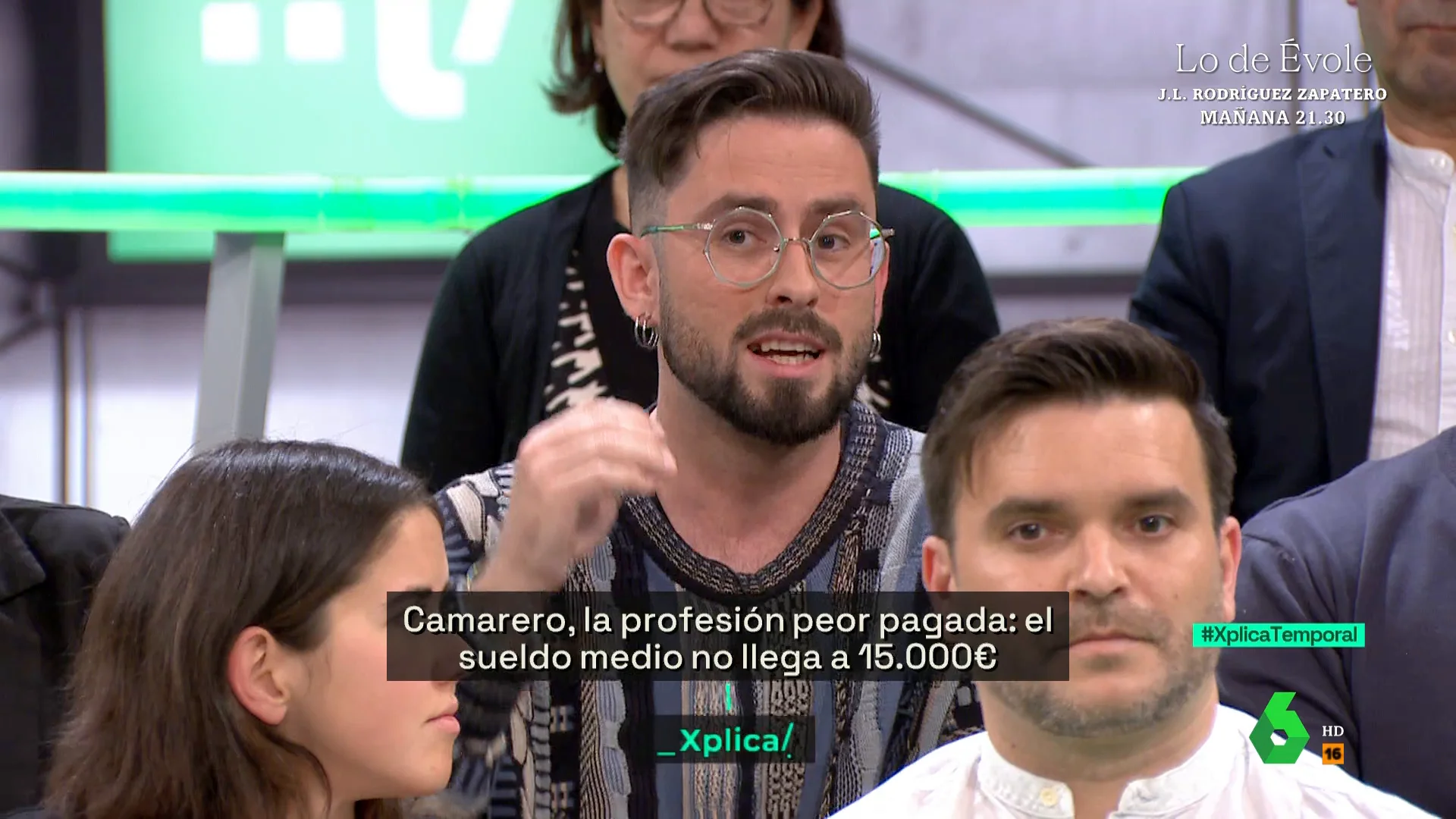 Un camarero: Atrévete a preguntar en una entrevista de trabajo si te van a pagar las horas extra o el plus de nocturnidad