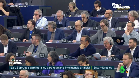 Europa planta cara a las tecnológicas: la pionera ley de inteligencia artificial con multas de hasta 35 millones de euros "Prohíbe incluso algunos usos, como que te puedan grabar la cara si vas por la calle, pero también crear una grabación con mi cara o mi voz cuando yo jamás he hecho esto", apunta la periodista de Tecnología en Expansión, Marta Juste.