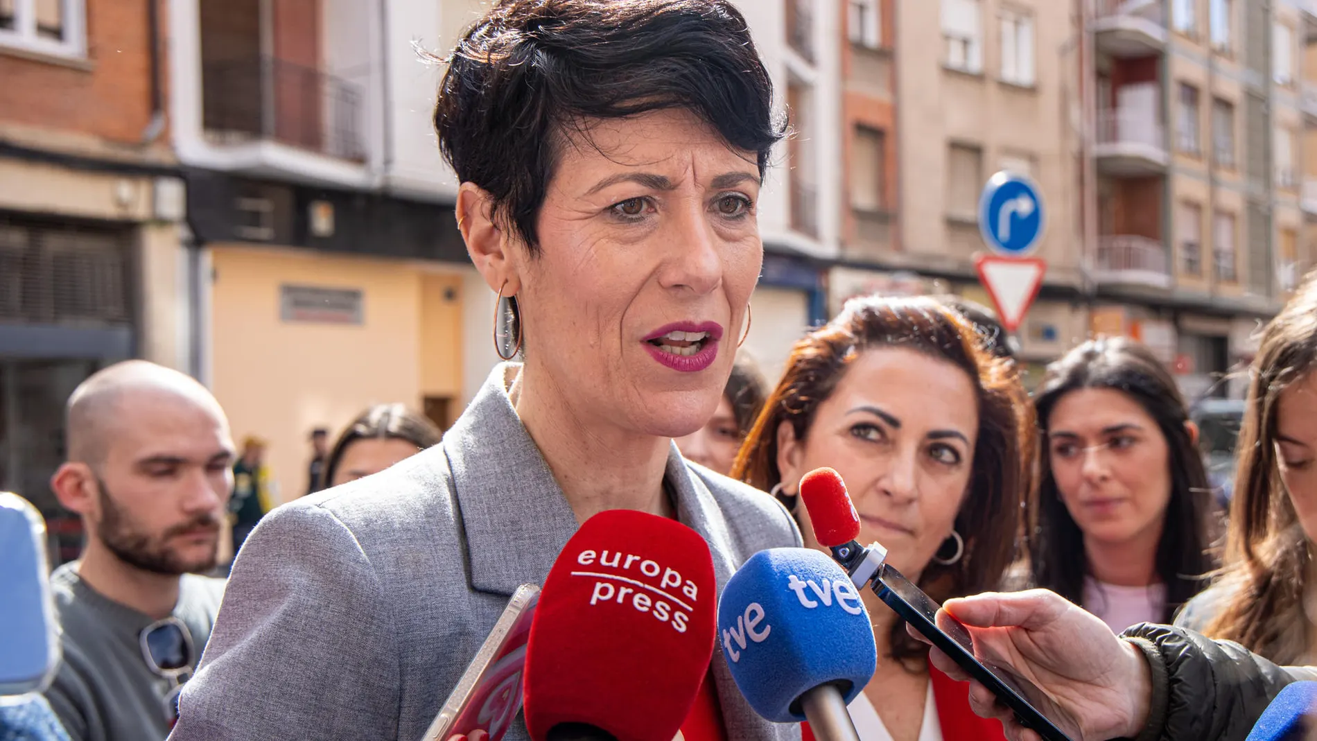 La ministra de Inclusión, Seguridad Social y Migraciones, Elma Saiz, en declaraciones a los periodistas este sábado en Logroño