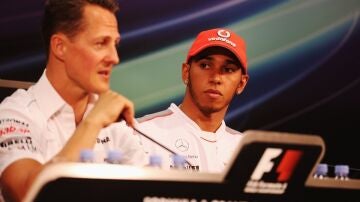 Michael Schumacher, con Lewis Hamilton