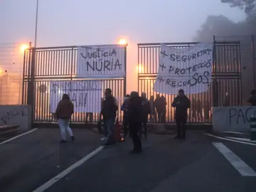 Trabajadores en las puertas de la cárcel de Mas d&#39;Enric