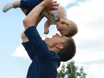 Un papá con su pequeño Un papá con su pequeño