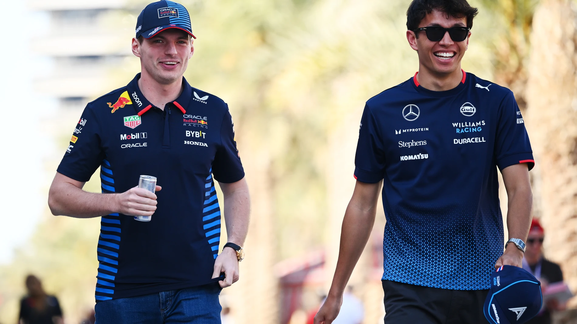 Max Verstappen y Alex Albon, pilotos de Fórmula 1