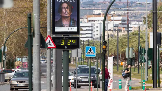 Termómetro de la Avenida Juan de Borbón de Murcia este domingo. Termómetro de la Avenida Juan de Borbón de Murcia este domingo.