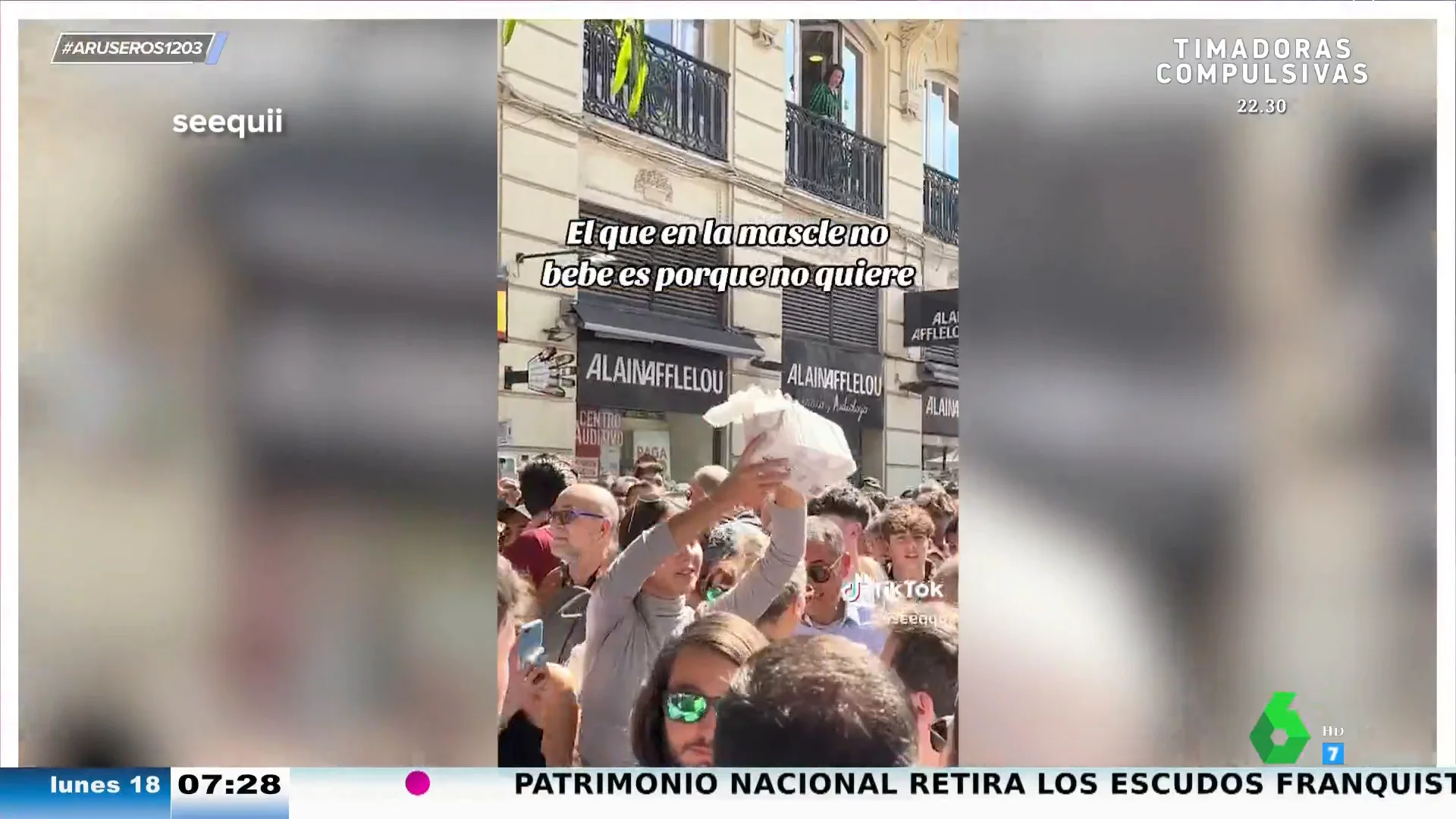 Una cadena humana se hace viral en plena Mascletá: así se pasan la bebida y el datáfono entre la camarera y los clientes