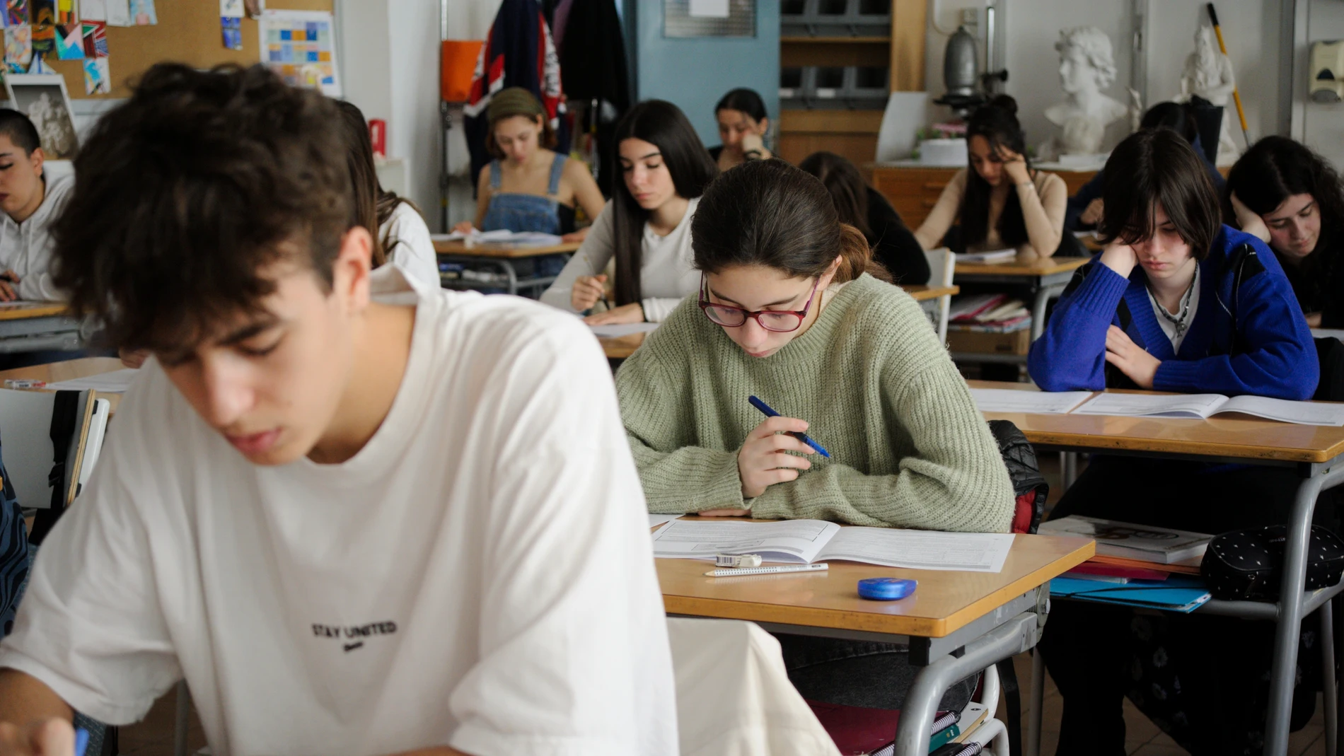 Varios alumnos de una clase de 1º Bachillerato del Institut Moisès Broggi de Barcelona realizan una prueba piloto de PAU, a 14 de marzo de 2023, en Barcelona, Catalunya (España). 