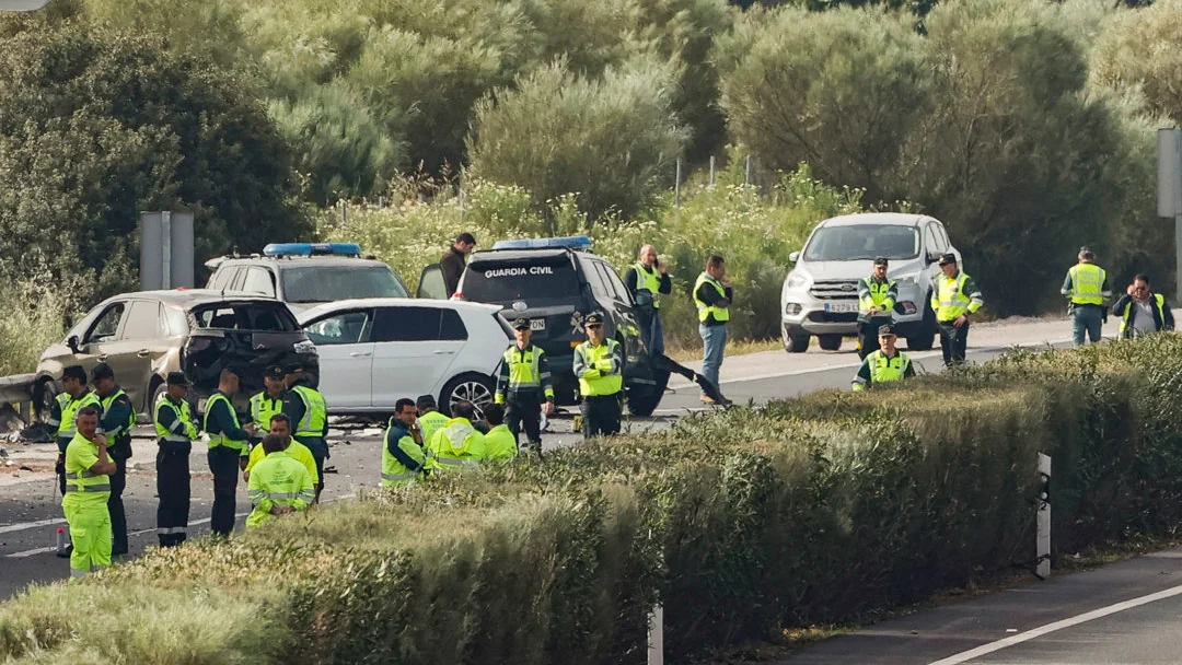 El accidente de Los Palacios deja entre sus víctimas dos fallecidos y tres heridos del GAR, con sede en Logroño/ EFE/ Jose Manuel Vidal