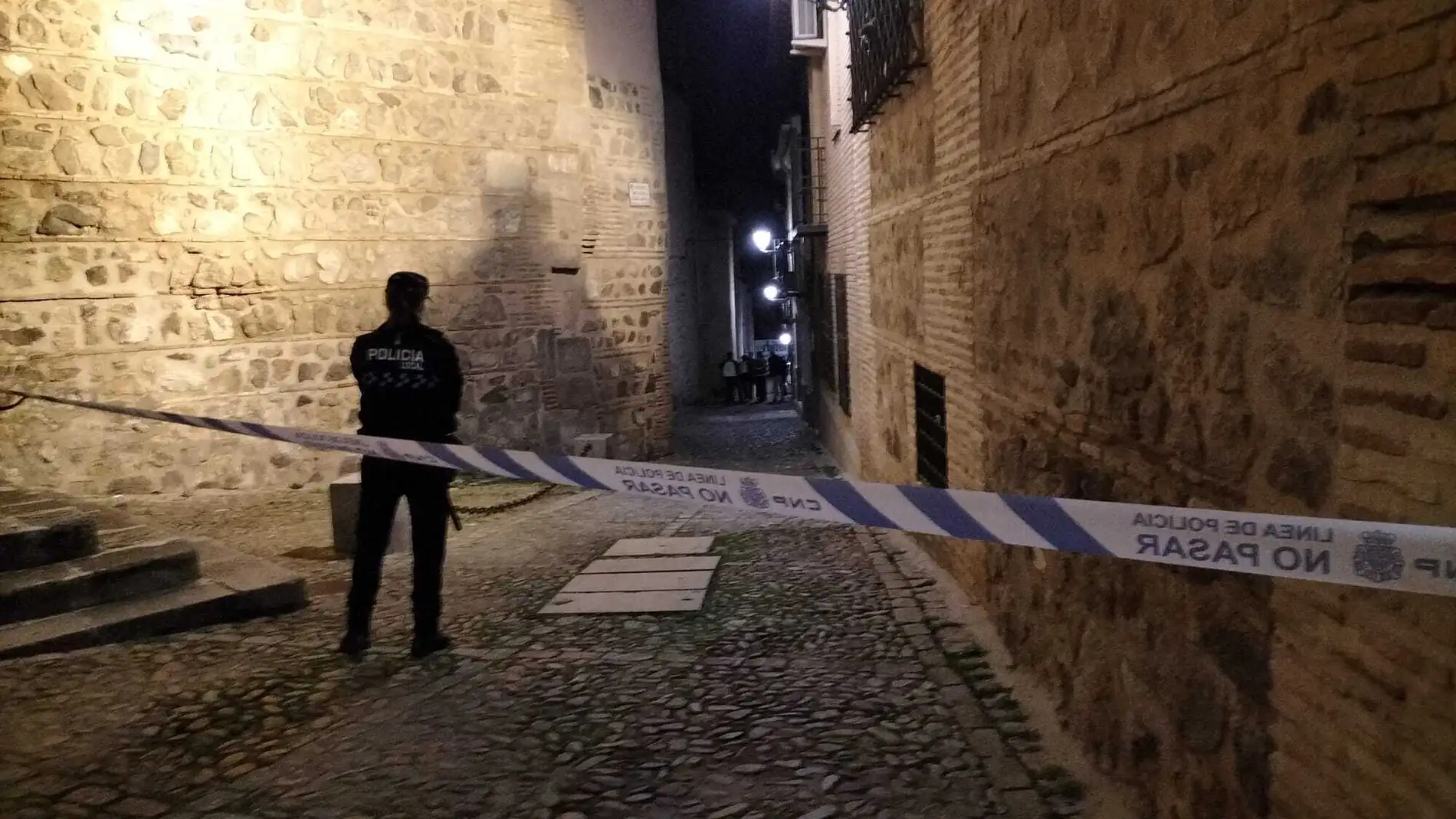 Agentes de la Policía Nacional en el lugar donde han aparecido los cadáveres en Toledo