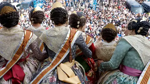 Falleras viendo la mascletà de las Fallas de Valencia 2024 Falleras viendo la mascletà de las Fallas de Valencia 2024