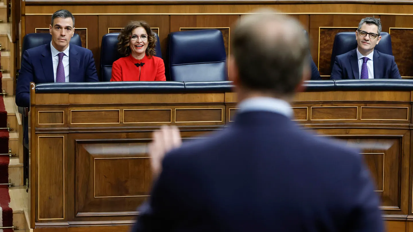 Alberto Núñez Feijóo (d), interpela al presidente del Gobierno, Pedro Sánchez (i), en presencia de los ministros de Hacienda, María Jesús Montero, y de Presidencia, Justicia y Relaciones con las Cortes, Félix Bolaños, en el Congreso. Alberto Núñez Feijóo (d), interpela al presidente del Gobierno, Pedro Sánchez (i), en presencia de los ministros de Hacienda, María Jesús Montero, y de Presidencia, Justicia y Relaciones con las Cortes, Félix Bolaños, en el Congreso.