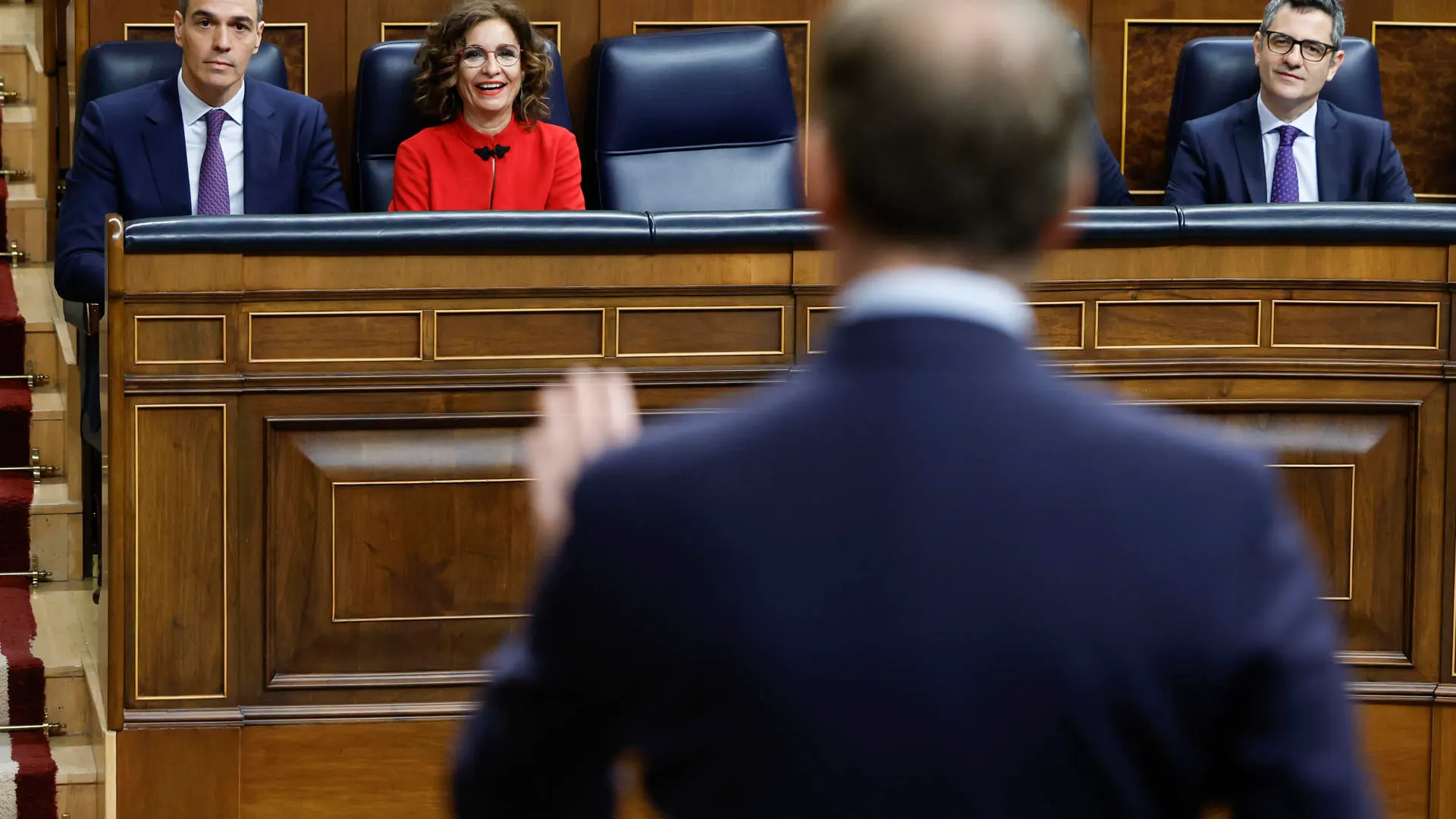 El líder popular, Alberto Núñez Feijóo (d), interpela al presidente del Gobierno, Pedro Sánchez (i), en presencia de los ministros de Hacienda, María Jesús Montero, y de Presidencia, Justicia y Relaciones con las Cortes, Félix Bolaños, durante la sesión de control al Gobierno, este miércoles, en el Congreso de los Diputados. 