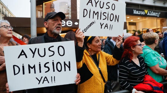 Cientos de personas se concentran frente a G&eacute;nova para pedir la dimisi&oacute;n de Ayuso