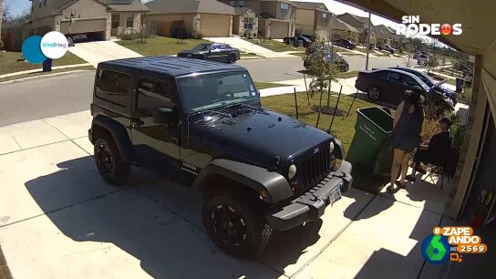 La c&oacute;mica escena que protagoniza una se&ntilde;ora mientras traslada un contenedor de basura